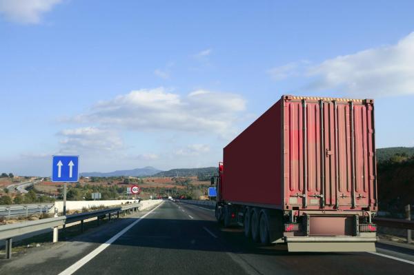 Român strivit de TIR, pe un drum din Italia. A fost prins sub greutatea camionului pe care încerca să-l repare