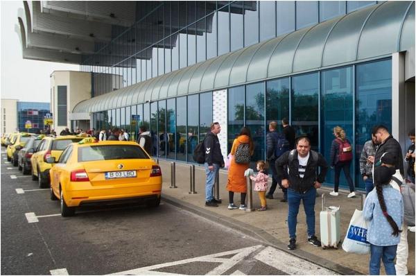 Parcarea din faţa terminalului Plecări al Aeroportului Otopeni se închide de luni, din cauza lucrărilor la noua stație de metrou.