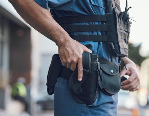 Şef de post din Vâlcea, lăsat fără arma din dotare. O femeie a solicitat un ordin de protecţie împotriva poliţistului