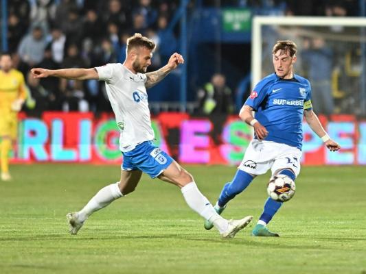 Constantin Grameni (tricou albastru) a fost anunţat drept noul fotbalist al echipei Rapid Bucureşti