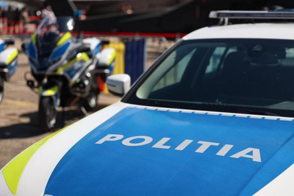 Un bărbat din Alba a pretins că e poliţist şi a sechestrat două persoane într-o maşină cu număr fals pentru a fura un telefon