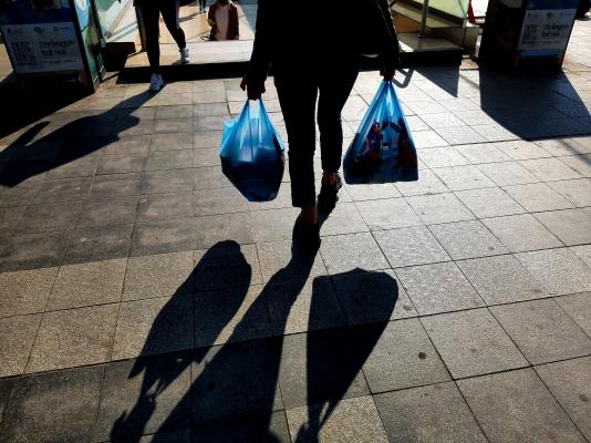 Marile pericole ale anului 2025. Profesor de economie: "Fiţi cumpătaţi şi tăiaţi de pe listă cheltuielile inutile"