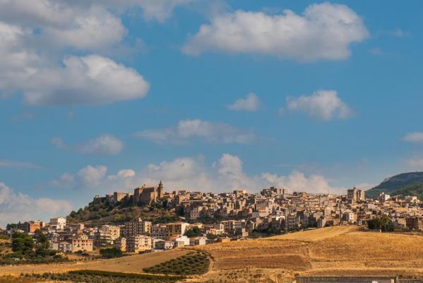 Unul dintre cele mai frumoase orăşele din Italia, unde o casă se vinde cu 3 euro. Experienţa unei familii din Londra