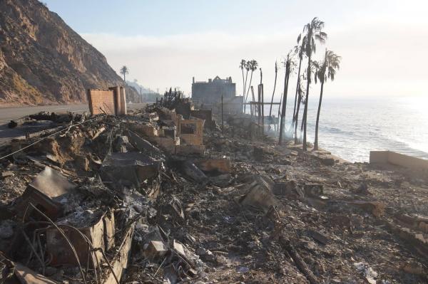 Hoţi îmbrăcaţi în uniforme de pompieri, în zonele distruse de incendiile din Los Angeles. Unele persoane au angajat paznici