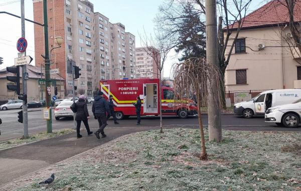 "Omului i s-a făcut rău". Angajat al companiei de termoficare, mort la semafor, într-o intersecție din Timișoara. A leșinat la volan