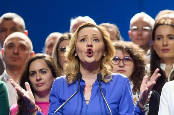 Reacţia Elenei Lasconi după ce Ciolacu a decis să limiteze timpul de votare în diaspora. "Asistăm la o discriminare. Opriţi-vă odată!"