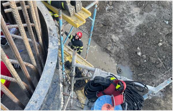 A fost găsit fără viață în interiorul unui pilon al podului la care lucra