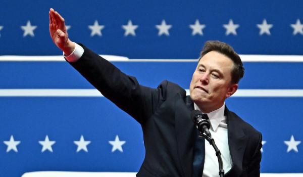 Elon Musk, CEO-ul Tesla, a făcut salutul nazist la finalul unui discurs ținut la Capital One Arena din Washington DC