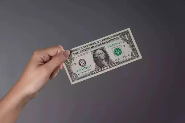 Leul românesc câştigă teren masiv în raport cu dolarul american