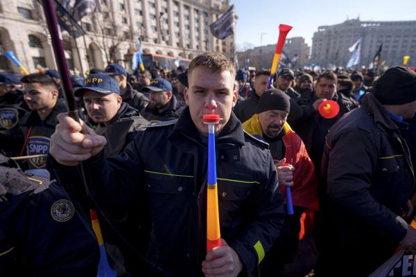 Persoane participa la un mars de protest, organizat de Sindicatul National al Politistilor si al Personalului Contractual, in Piata Constitutiei
