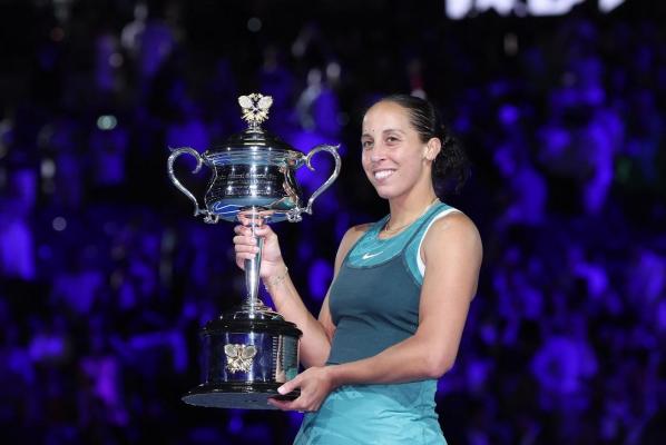 Madison Keys cu trofeul Australian Open 2025