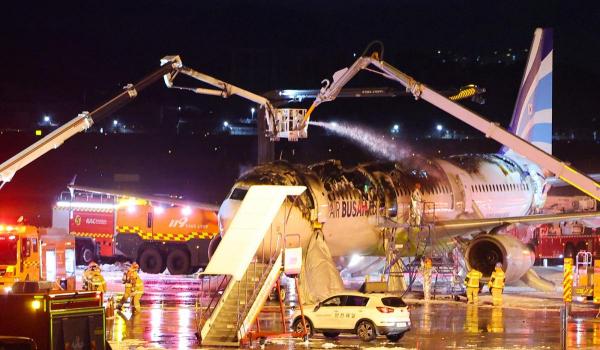 Un avion cu 176 de pasageri a luat foc în timpul decolării, în Coreea de Sud. Flăcările au cuprins partea din spate a aeronavei