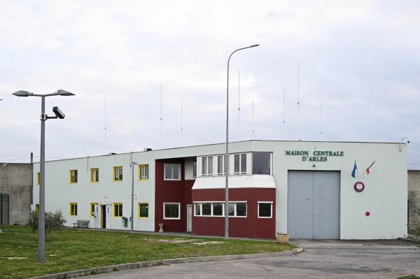 Patru cadre medicale şi un gardian sunt în prezent ţinuţi ostatici