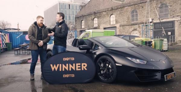 Un român care lucrează pe şantier în Marea Britanie a dat 2 lei pe un bilet la loto şi a câştigat un Lamborghini de 200.000 de euro. De ce a refuzat maşina