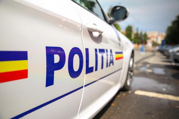 Poliţiştii i-au făcut semnale regulamentare pentru a-l opri, dar şoferul şi-a continuat deplasarea