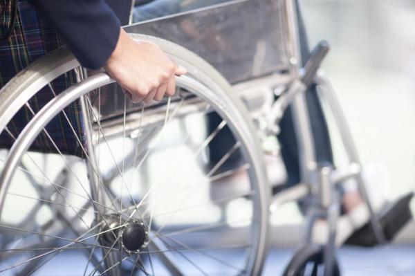 Femeie în scaun cu rotile din Cluj, tâlhărită de copii de 11 şi 13 ani. Un trecător a recuperat rucsacul din mâinile micilor hoţi
