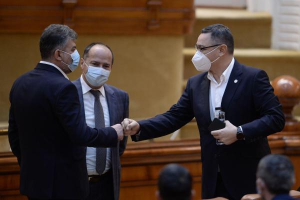 Marcel Ciolacu şi Victor Ponta în Parlament