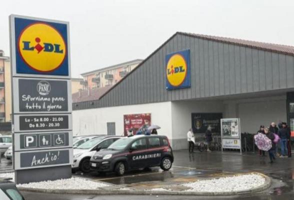 Româncă, atacată de soţ în parcarea unui Lidl din Italia. Oamenii au aruncat cu pietre pentru a o salva pe femeie