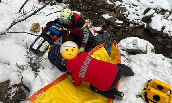 Turist străin, mort după ce a sărit cu snowmobilul în albia pârâului Azuga. Şi-a dat ultima suflare la spital