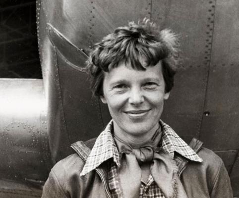 Pe 11 ianuarie 1935, Amelia Earhart devine prima persoană care zboară singură din Hawaii în California