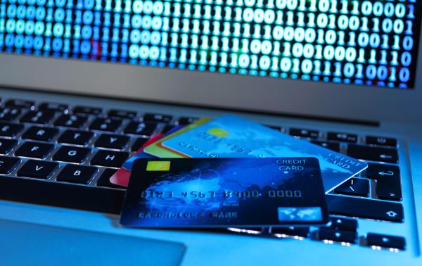 Alertă de fraudă online. Schema prin care escrocii se folosesc de numele firmelor de curierat ca să fure bani