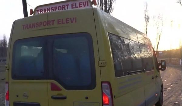 Şofer de microbuz şcolar din Gorj, bătut de doi indivizi cu cagulă chiar în faţa casei