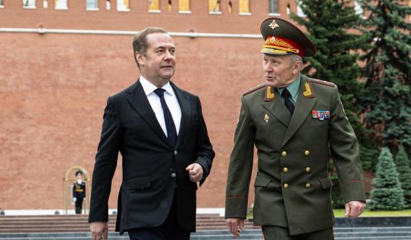 Medvedev ironizează declarațiile lui Trump despre submarinele SUA: O pisică neagră într-o cameră întunecată