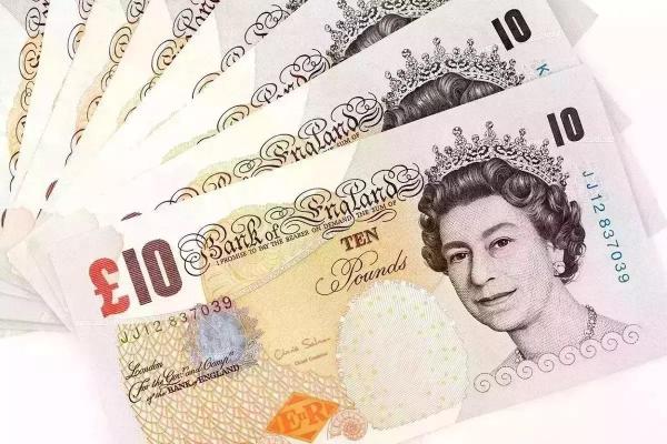 Leul românesc pierde teren important în raport cu lira sterlină