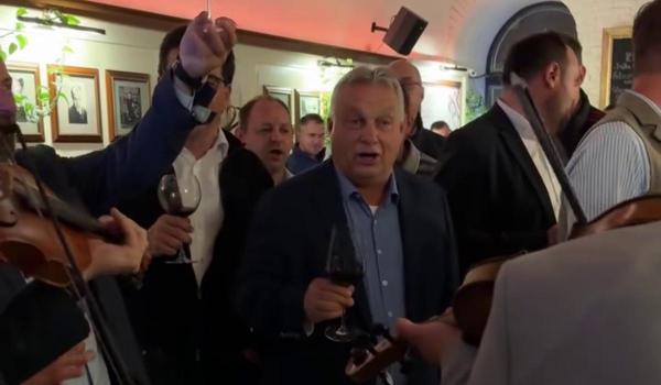 Premierul Ungariei, petrecere la Cluj înainte de Congresul UDMR. A cântat într-un restaurant
