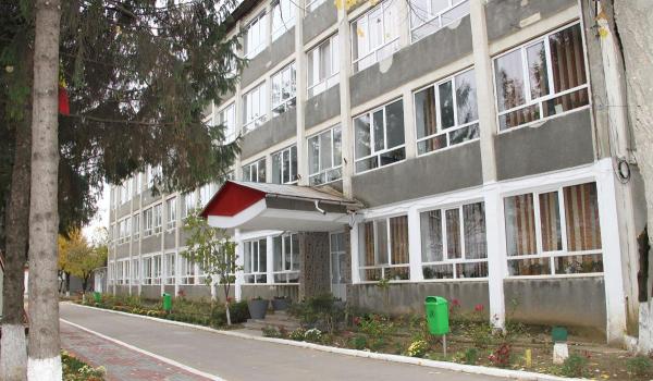 Elev de clasa a IX-a, reţinut de poliţişti, după ce a bătut un profesor de 72 de ani din Târgovişte