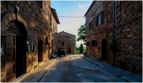 Satul care te plăteşte cu 23.000 € pentru a te muta acolo. Cum diferă de programul "case la 1 €"