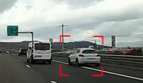 Manevra periculoasă făcută de un şofer pe A1. Poliţiştii îl caută pe conducătorul auto