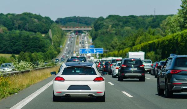 O mamă şi copilul ei nenăscut au murit în Germania din cauza unui român. A intrat cu 120km/h în maşina oprită
