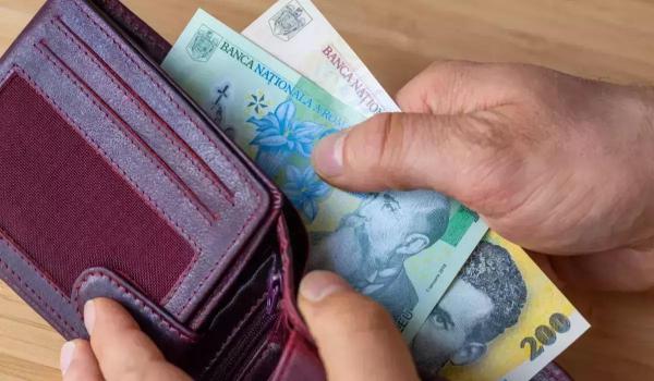 INS: Câştigul salarial mediu net a scăzut la 5.387 lei în august. Care sunt domeniile cu cele mai mari scăderi
