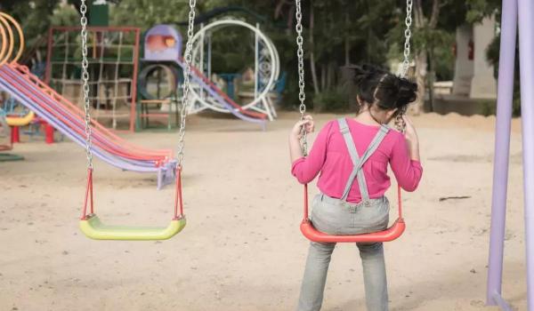 Raport Salvaţi Copiii: Peste o treime dintre copiii români trăiesc în risc de sărăcie. România, locul 3 în UE