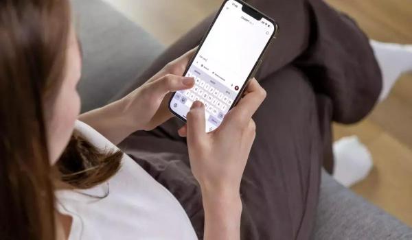 OpenAI relaxează restricțiile. Va permite conţinut pentru adulţi pe ChatGPT pentru utilizatorii verificaţi