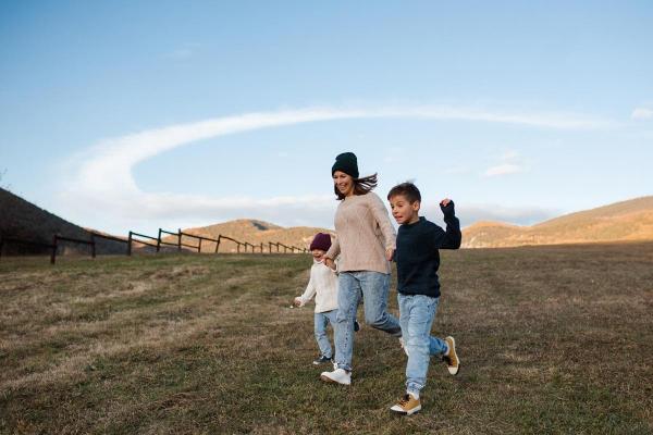 Vacanţe cu familia în octombrie 2025. Cele mai căutate destinații din România pentru un sejur alături de copii