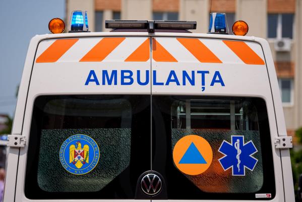 Un nepalez a fost arestat după ce a atacat cu o bardă doi colegi de muncă, în Dâmbovița