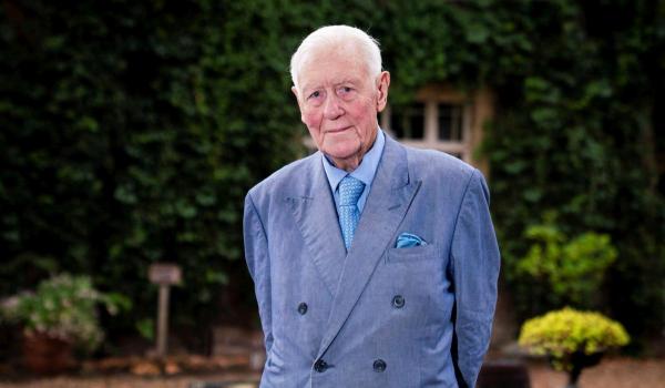 Un milionar de 79 de ani și-a căutat iubită pe Tinder. Povestea demnă de film s-a transformat rapid în coșmar