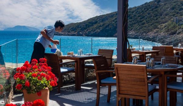 Ziua de muncă de 13 ore, aproape de realitate. Parlamentul Greciei aprobă proiectul de lege controversat