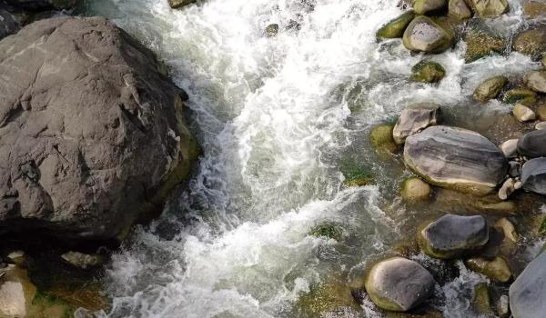 Femeie de 81 de ani, găsit moară în râul Sebeşel. Poliţiştii încearcă să afle cauza decesului