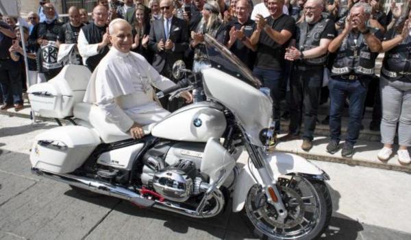 Motocicletă semnată de Papa Leon al XIV-lea, vândută cu 130.000 de euro la licitație caritabilă
