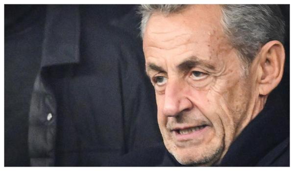 Emmanuel Macron l-a primit pe Nicolas Sarkozy la Palatul Elysee. Fostul preşedinte va fi încarcerat marţi