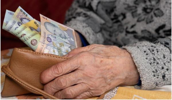 Ajutor de sărbători pentru 4,6 milioane de pensionari. Câţi bani vor primi