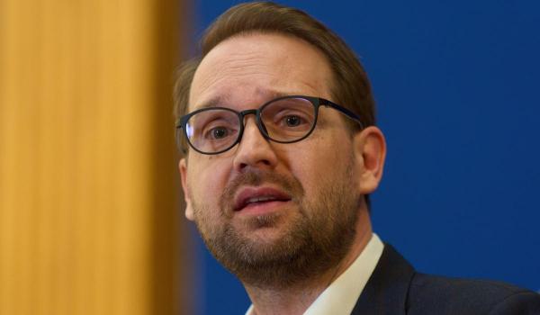 Dominic Fritz, după decizia CCR: "Nu renunţăm la desfiinţarea acestor privilegii"