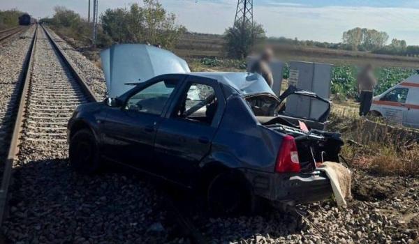 Maşină spulberată de tren, în Găeşti. Şoferul, în stare gravă