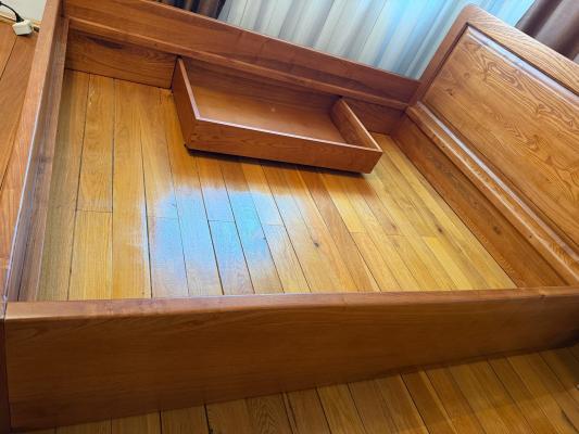 Val de ironii după ce ANAF a scos un pat la vânzare: "Gem de la infractoarele alea de babe n-aveţi?"