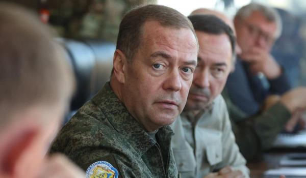 Medvedev avertizează că Trump este "pe picior de război" cu Rusia: "S-a aliniat cu Europa ţăcănită"