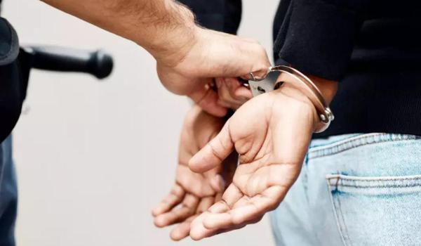 Șef de birou din ADP Sector 6, reținut pentru furtul a peste 330.000 de lei. Ar fi pierdut banii la pariuri