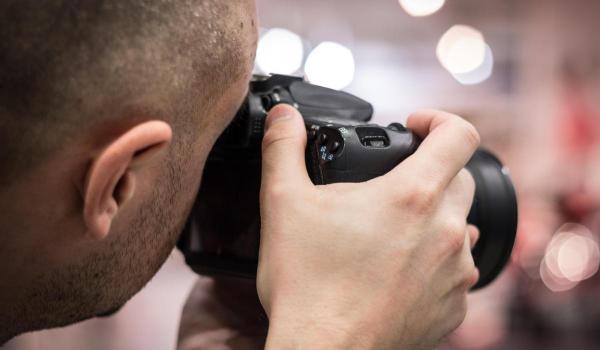 Escroci prinși după mai multe ţeape cu ședințe foto. Victimele, păcălite că vor apărea în reclame